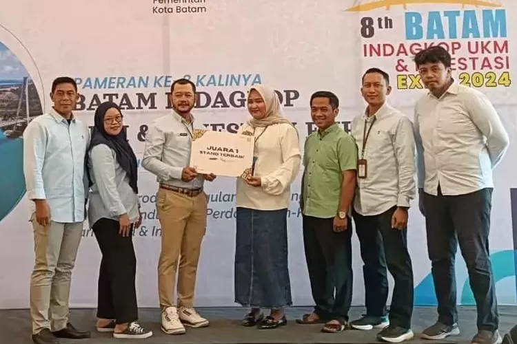 Kepala Bidang Penanaman Modal, Zarkasih menerima penghargaan juara pertama stand terbaik pada pameran investasi Batam Indagkop UKM dan Investasi Expo 2024 di One Batam Mall, beberapa waktu lalu. (DPMPTSP Kota Depok)