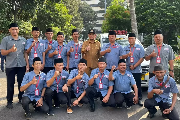 Wakil Walikota Depok Imam Budi Hartono (tengah-pakaian coklat) bersama para sopir angkot AC D10A. (PEMKOT DEPOK)