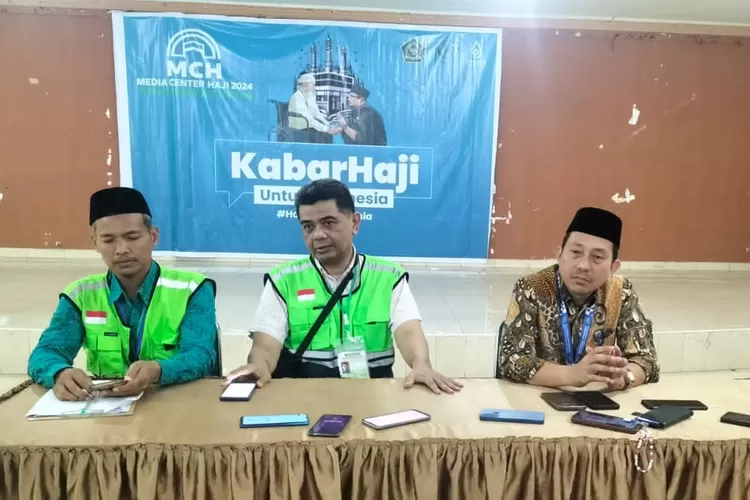 Management Garuda Indonesia melakukan konperensi pers di ruang Media Center Asrama Haji Medan, Jumat (24/5/2024).