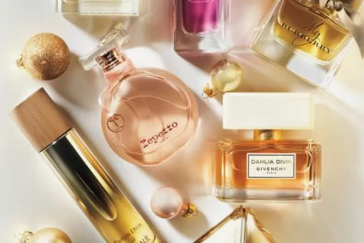 15 Rekomendasi Parfum Wanita Terbaik yang Wangi Tahan Lama
