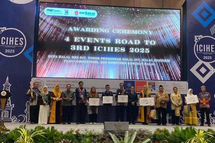 Awarding 4 Events Road to The 3rd International Conference on Islamic and Halal Economic Studies (ICIHES) 2025 di Yogyakarta, Selasa (4/11).  (Foto: Dok. Istimewa)