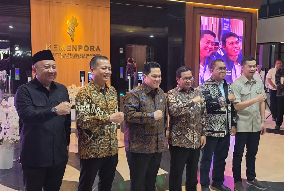 Menpora Erick Thohir berfoto bersama tiga Gubernur tuan rumah PON XXII/2028, Wamenpora, dan Wakil Ketua Komisi X usai Rapat Koordinasi pelaksanaan di Kemenpora, Selasa, 23 Juni 2026.