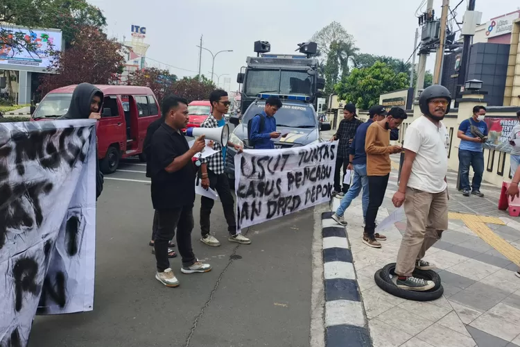 Aksi unjuk rasa yang dilakukan oleh Gerakan Pemuda Penegak Keadilan di depan gedung DPRD Kota Depok. (ANDIKA EKA/RADAR DEPOK)