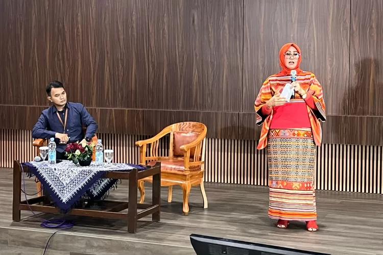 Prof. Dr. Lely Arrianie, M.Si. (kanan), Guru Besar Komunikasi Politik LSPR Institute Communication and Business dalam acara Kuliah Umum Interaktif di Kampus Terpadu UWM, Rabu (30/4).  (Foto: Dok. Istimewa)