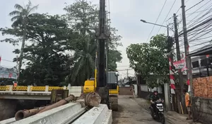 DPUPR Depok Tangani Longsor Kali Krukut Grogol Pasang Sheetpile Setinggi 11 Meter