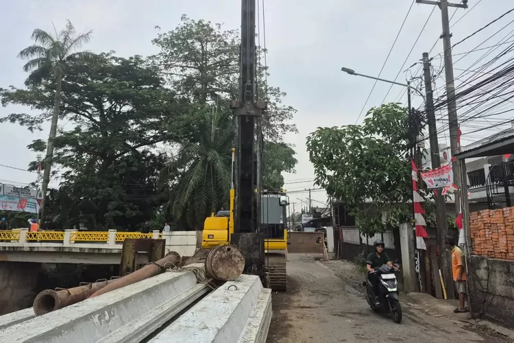 Progres pembangunan turap Kali Krukut di Kelurahan Grogol, Kecamatan Limo oleh DPUPR Kota Depok. (DPUPR)