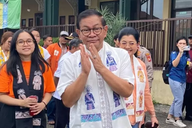 Calon Gubernur DKI nomor urut 3, Pramono Anung mendatangi TPS 046 Cipete Selatan untuk melakukan pencoblosan, Jakarta, Rabu (27/11/2024). (ANTARA/Luthfia Miranda Putri)