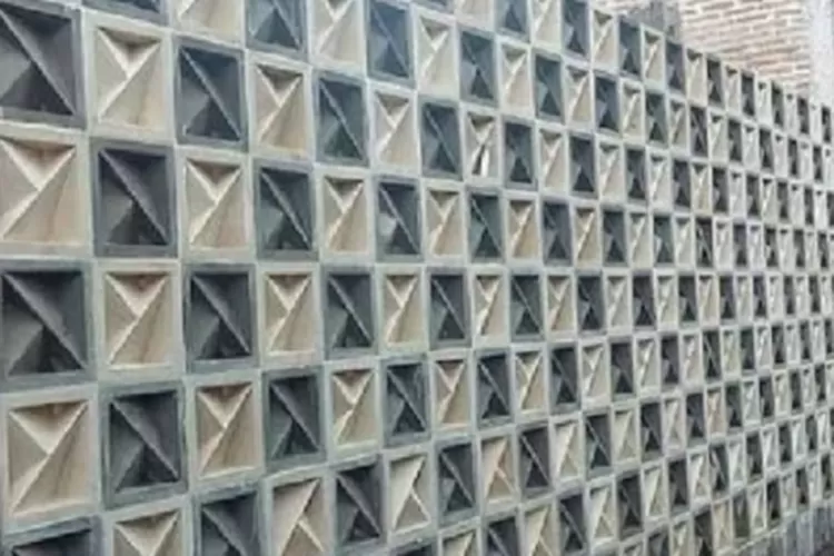 Ilustrasi loster angin minimalis yang bisa dipakai di atas pintu rumah (Blibli.com)