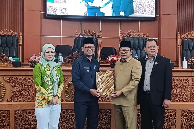 Serah terima Raperda tentang LPJ pelaksanaan Anggaran Pendapatan dan Belanja Daerah (APBD) 2023 digedung Paripurna, Kawasan GDC, Jumat (12/7). (ANDIKA EKA/RADAR DEPOK)