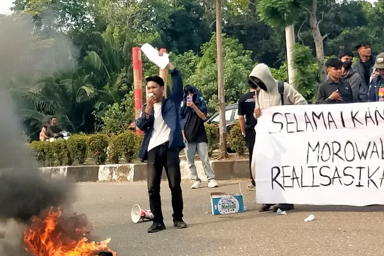 Mahasiswa Morowali lakukan aksi demonstrasi di depan kantor Dinas Pendidikan Pemkab Morowali (Metrosulteng)