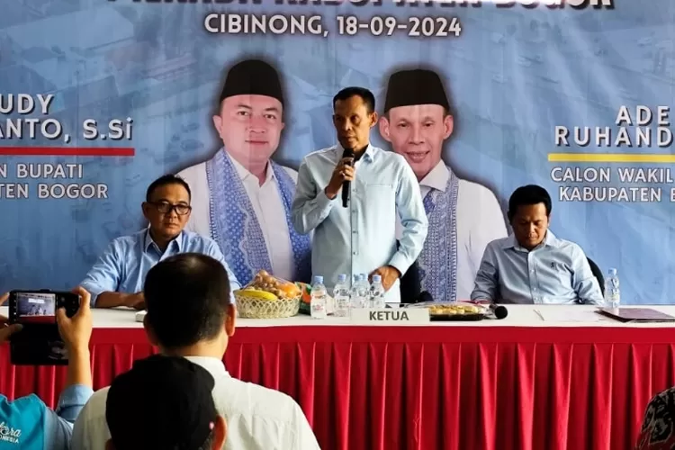 Calon wakil bupati Bogor Ade Ruhandi atau Jaro Ade saat menghadiri rapat koordinasi tim pemenangan Rudy-Jaro Ade.