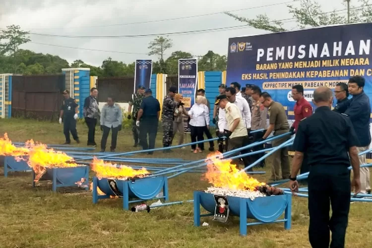 Jutaan batang rokok ilegal di musnahkan di halaman kantor Bea Cukai Morowali (Metrosulteng)