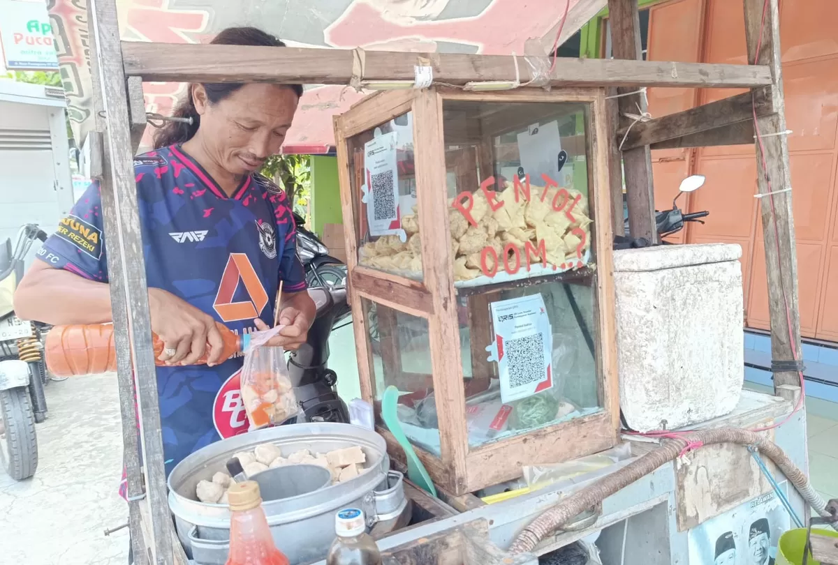 Rombong pentol milik Imam Yusuf tampak ditempeli merchant QRIS. (SketsaNusantara.id/As'ad Choirudin)