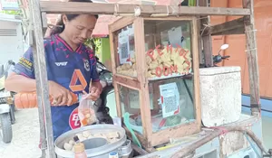 Sadar Digitalisasi Keuangan, Pedagang Keliling di Jombang Ini Sediakan Layanan Pembayaran QRIS