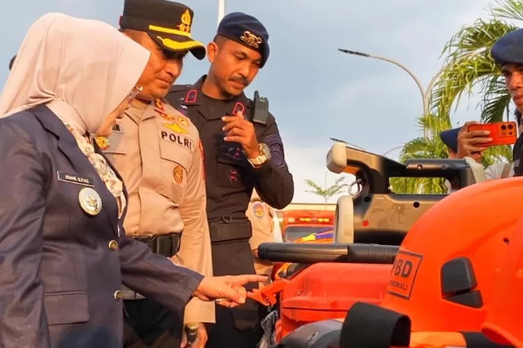 Kapolres AKBP Zulkarnain, Wakil Bupati Morowali Ireane Iliyas dan Danyon C Pelopor  Kompol Dimas Putra Kembaran, mengecek kesiapan pasukan dan sarana prasarana saat apel pasukan operasi lilin tinombala 2025  (Metrosulteng)