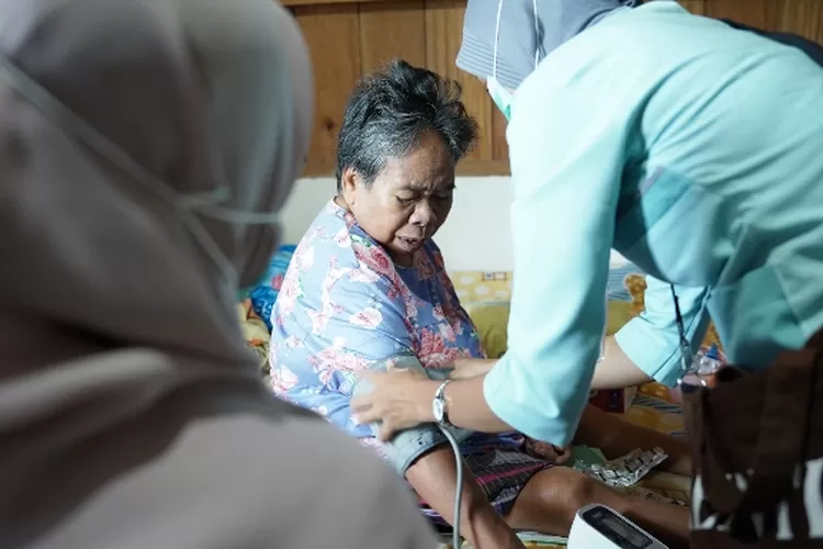Tim kesehatan PT Vale gercep tangani aduan masyarakat: Ibu Teki (71) mendapat pelayanan medis  sekaligus diberi obat-obatan karna keluhan batuk dan sesak nafas (Ist/ PT Vale)