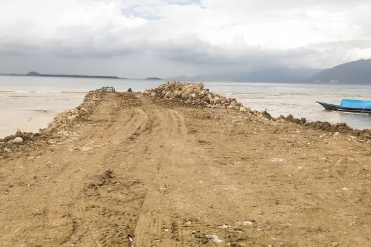 Tambatan Perahu Desa One Ete dikerjakan tanpa papan proyek (Ist/Metrosulteng)