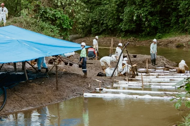 Sejak insiden pertama, tim darurat PT Vale bekerja 24 jam secara bergantian untuk menghentikan kebocoran dan meminimalisir dampaknya terhadap masyarakat maupun lingkungan. (PT Vale)