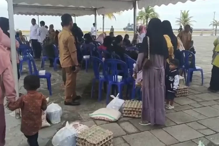 Suasana penyaluran program pangan penanganan stunting di anjungan pantai matano  (Metrosuteng)