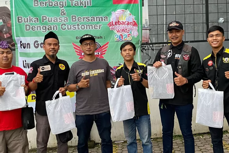 Paguyuban Honda Kabupaten Bekasi (PHOKI), menggelar bagi-bagi takjil kepada masyarakat.