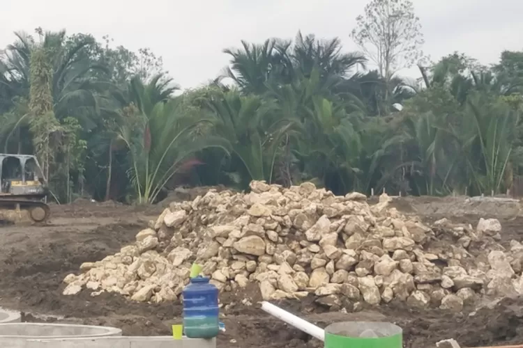 Batu gunung di proyek pembangunan kantor imigrasi Morowali diduga berasal dari lokasi tidak berizin (Ist/metrosulteng)