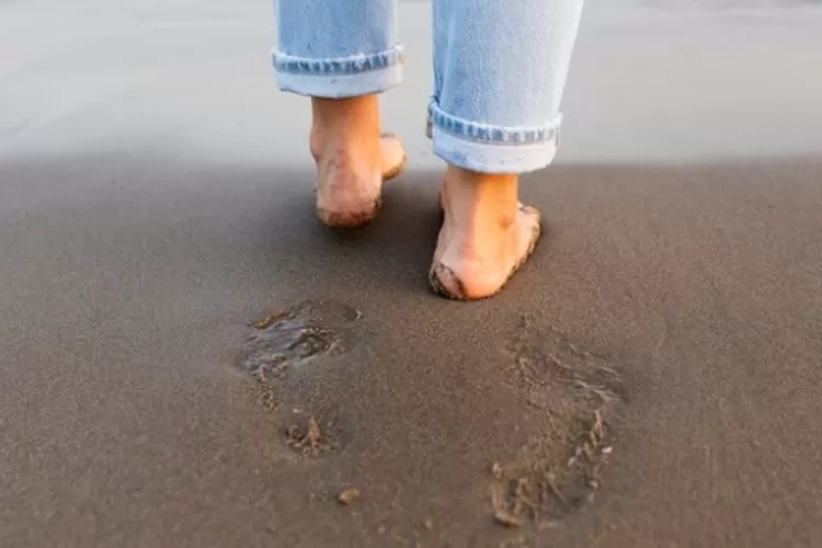  Prediksi kesehatan zodiak Capricorn, Aquarius, Pisces Selasa 5 Desember 2023 cobalah berjalan tanpa alas kaki di tanah (Foto: freepik)