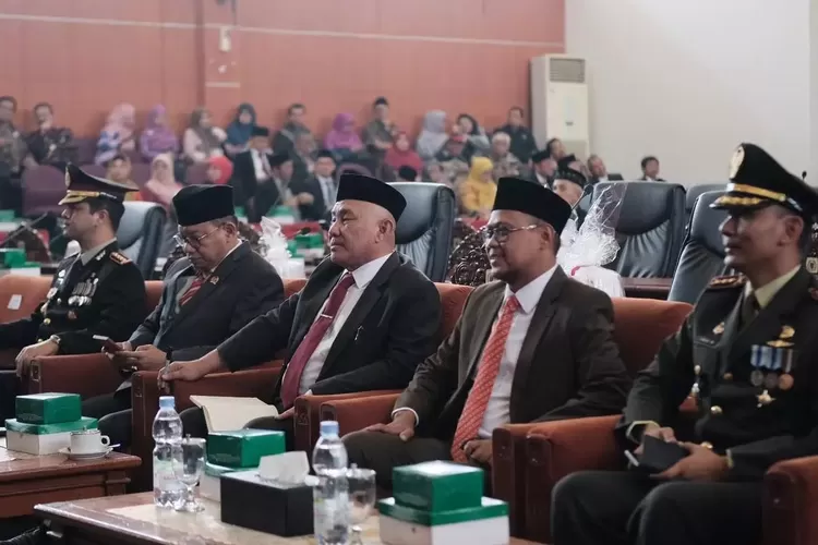Walikota Depok, Mohammad Idris dan Wakil Walikota Depok, Imam Budi Hartono bersama Forum Koordinasi Pimpinan Daerah (Forkopimda) Kota Depok menghadiri Rapat Paripurna Istimewa dengan agenda mendengarkan pidato kenegaraan Presiden Republik Indonesia (RI), Joko Widodo, Jumat (16/8). (PEMKOT DEPOK )