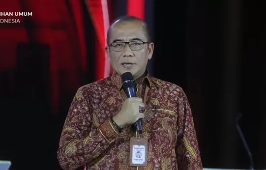 Ketua KPU, Hasyim Asy'ari saat Debat Capres Ketiga. (Foto: Instagram @kpu_ri)