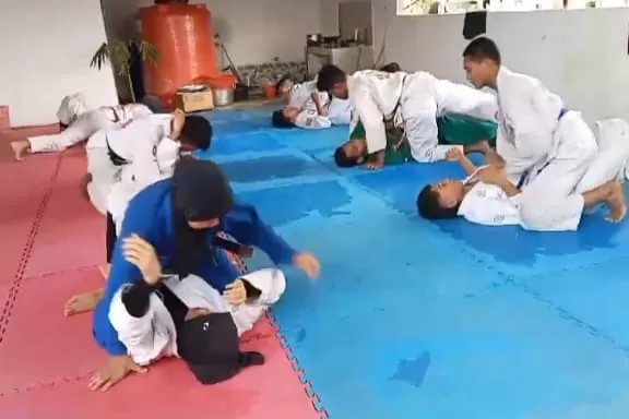 SUDAH MATANG: Atlet jujitsu Kaltim saat melakukan latihan mandiri.  