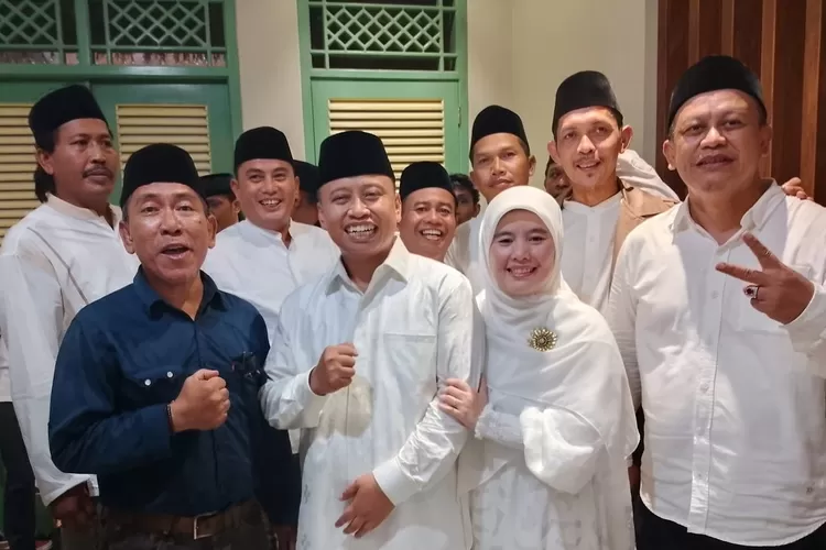 Kegiatan buka bersama di kediaman Walikota Depok Supian Suri yang dihadiri Mahfudin Abe (paling kanan) dan sahabat Majelis Al Mubarok 33, Minggu (23/3).  (RISKY DWI LESTARI/RADAR DEPOK)
