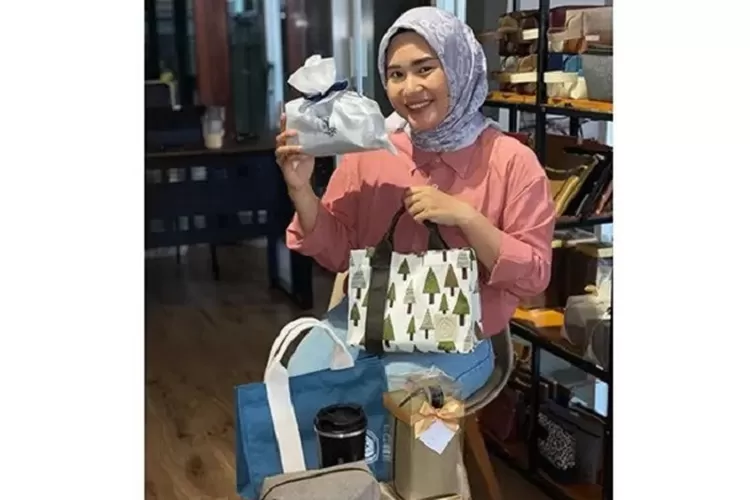 JAGA KUALITAS: Ranidha Andjani menunjukkan sejumlah suvenir dan merchandise di galeri workshop Svarga Luxe Souvenir di Semarang. (AGAS PUTRA HARTANTO/JAWA P0S)
