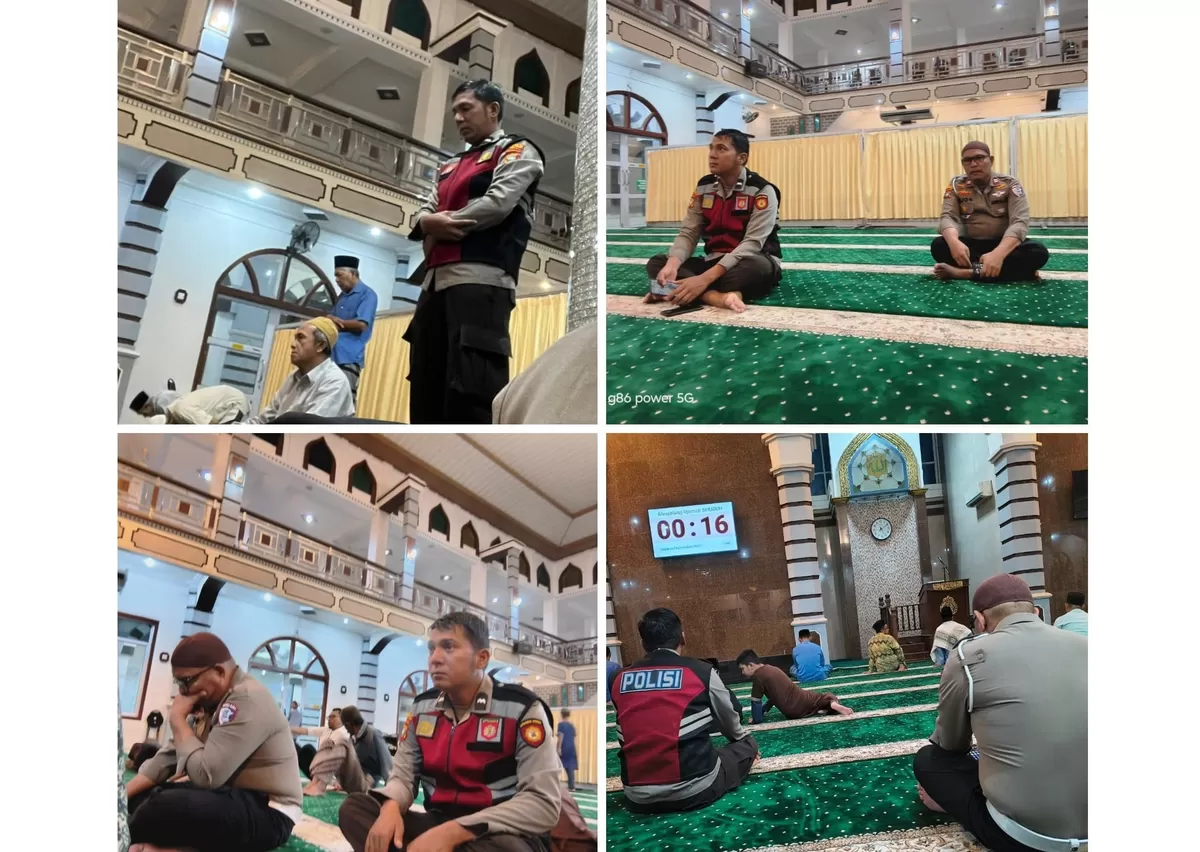 Polsek Lubuk Baja saat mengikuti shalat subuh berjamaah bersama masyarakat./ist