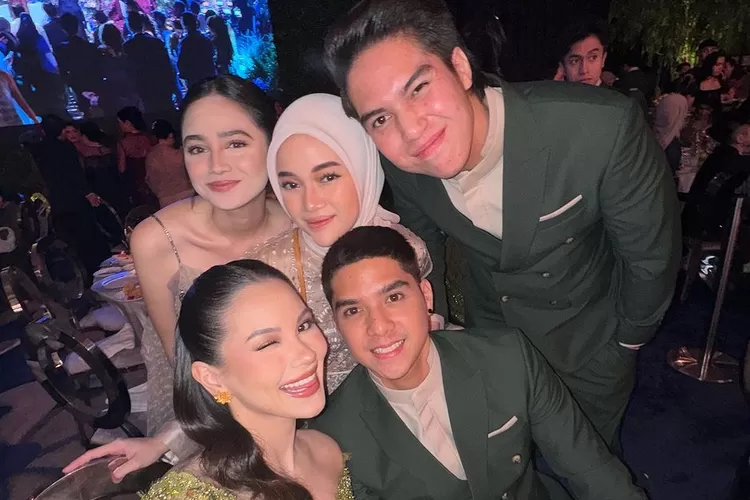 El Rumi dan Syifa Hadju kompak foto bersama Diandra Marsha (berhijab), keponakan Maia Estianty (Foto: Gorajuara/ Instagram/ @diandramarsha)