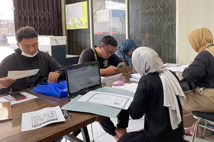 Proses pendaftaran pengawas TPS di Kantor Sekretariat Panwascam Tapos. (ANDIKA EKA/RADAR DEPOK)