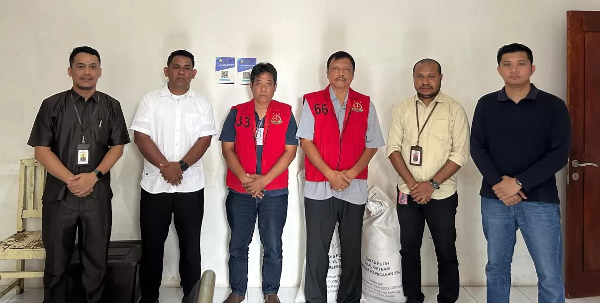 Mantan Kadishub Mappi dan Penyedia jasa yang telah ditetapkan sebagai tersangka saat dilimpahkan Kejaksaan Negeri Merauke ke Pengadilan Tipikor Jayapura dan menjalani penahanan selama 20 hari kedepan, (Sulo/Ceposonline.com)