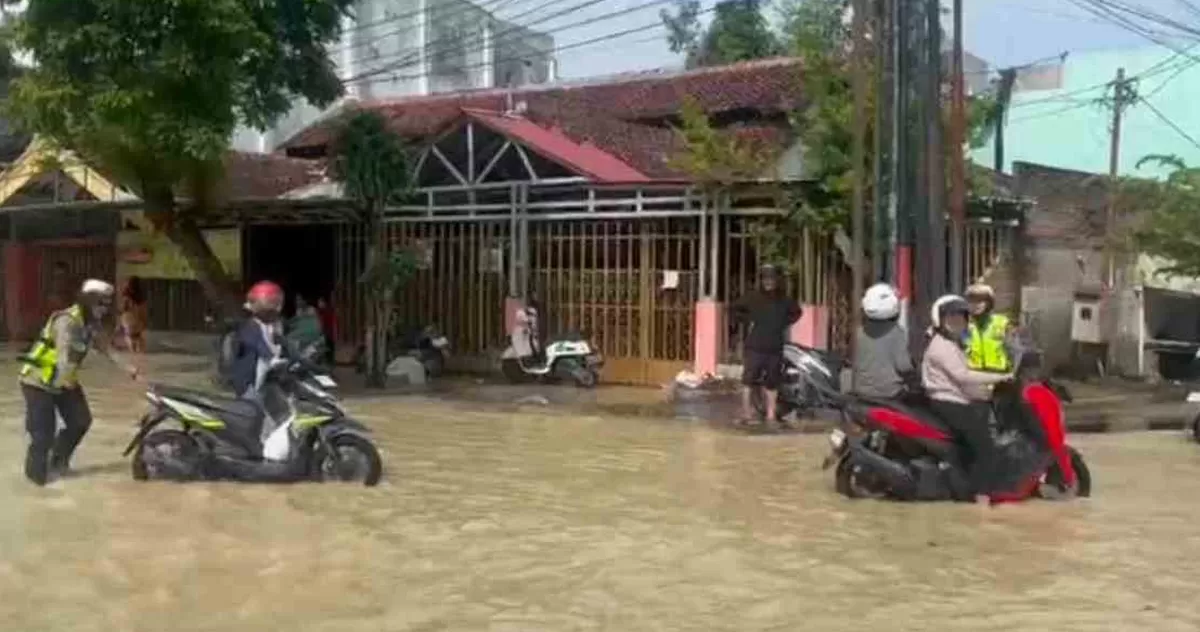 Polisi membantu pengemudi melintas Simpanglima Purwodadi, Kabupaten Grobogan, Jawa Tengah yang terendam banjir./(Dok. BPBD Grobogan)