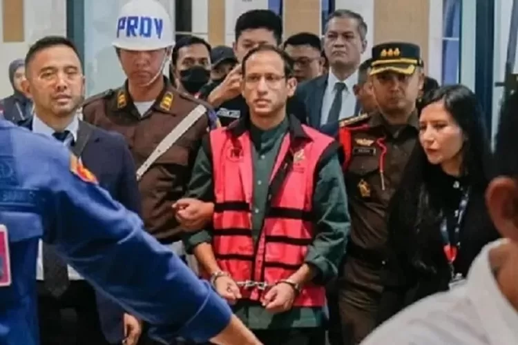 Nadiem Makarim menyapa wartawan saat pemeriksaan kasus korupsi laptop Chromebook. (HukamaNews.com / Net)