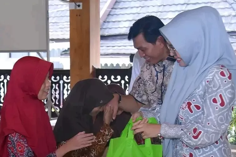 untuk meningkatkan minat numerisasi pada siswa Sekolah Dasar (SD) di Kabupaten Batang Hari. Pemerintah Kabupaten (Pemkab) Batang Hari melalui Dinas Pendidikan Kabupaten Batang Hari, Kamis (21/03/2024) bertempat di Serambi Rumah Dinas Bupati Batang Hari melakukan kerjasama dengan Yayasan Teknologi In (Klikanggaran)