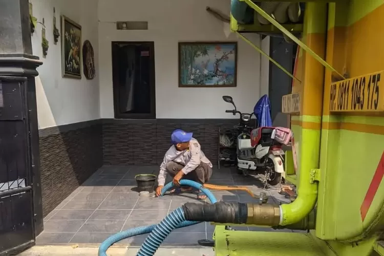 Kendaraan UPTD IPLT Kota Depok yang sedang melakukan sedot tinja di salah satu wilayah di Kota Depok. (ANDIKA EKA/RADAR DEPOK)