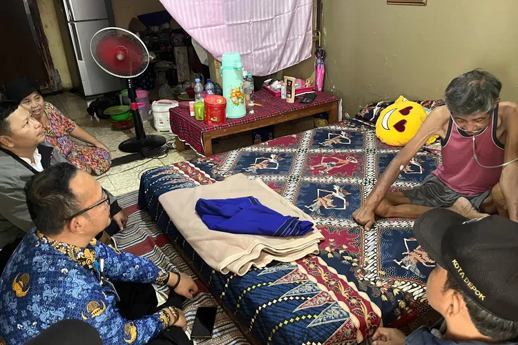 AKSI NYATA : Camat Bojongsari Rijal Farhan (kiri) bersama Lurah Bojongsari Yaya Sudira menyerahkan bantuan sosial kepada warga kurang mampu di RT 2/12, Kelurahan Bojongsari, Kota Depok, Senin (17/3). (RISKY DWI LESTARI/RADAR DEPOK)