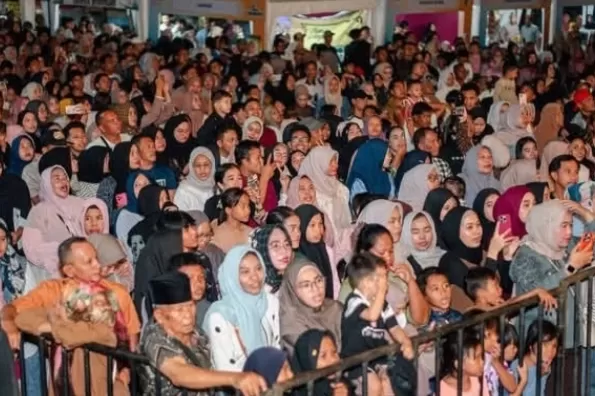 Lomba busana Melayu sukses memukau ribuan penonton saat tampil pada pagelaran Gebyar Batu Bara Bertanjak Jilid VII Tahun 2026, berlangsung di halaman Istana Niat Lima Laras, Desa Lima Laras,(foto/Iat) (Lie/Promedia)