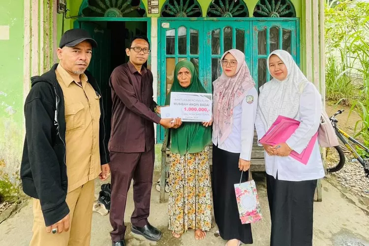 Anggota Baitul Mal Abdya Salman Syarif (dua dari kiri) menyalurkan bantuan masa panik sumber dana dari Baitul Mal Provinsi Aceh kepada rumah warga yang tertimpa musibah angin kencang pada 15 Juli lalu di Kecamatan Tangan-Tangan