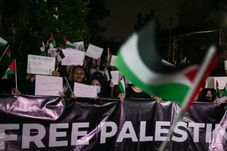 Ilustrasi bela Palestina. Mulai banyak negara di dunia mengecam keras bahkan hingga memutuskan hubungan diplomatik dengan Israel imbas agresi ke Gaza, Palestina. (CNN Indonesia/ Adi Ibrahim)