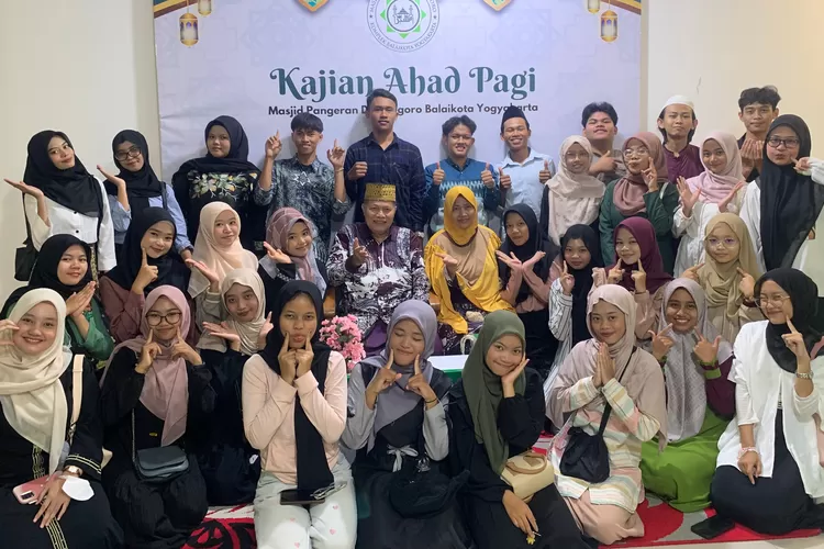 Khamim dan istri foto bersama dengan mahasiswa STIA "AAN" yang berkesempatan mengikuti Kuliah Ahad Pagi di Masjid P. Diponegoro (Dokumen Khamim Zarkasih)