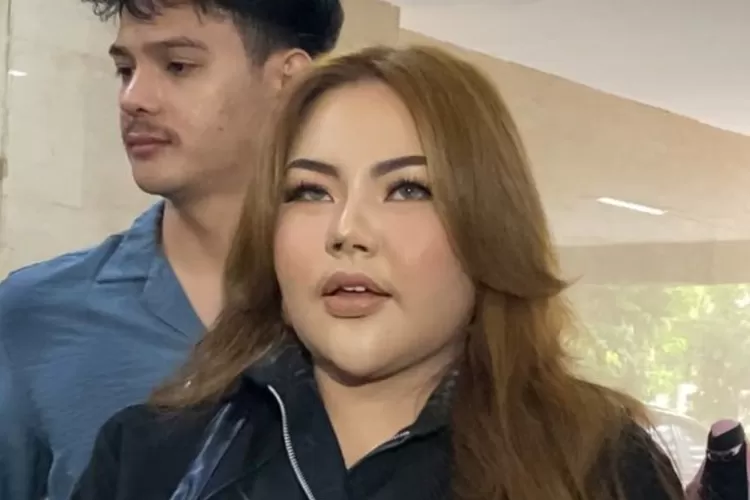 Lisa Mariana hadir di Bareskrim Polri usai ditetapkan tersangka kasus pencemaran nama baik. (HukamaNews.com / Net)