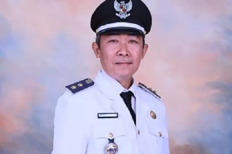 MENGHELAT : Lurah Mampang, Darmawansyah saat mengikuti musyawarah di salah satu lingkungan Kelurahan Mampang, Kecamatan Pancoranmas, Jumat (1/8) Malam.  (RISKY DWI LESTARI/RADAR DEPOK)