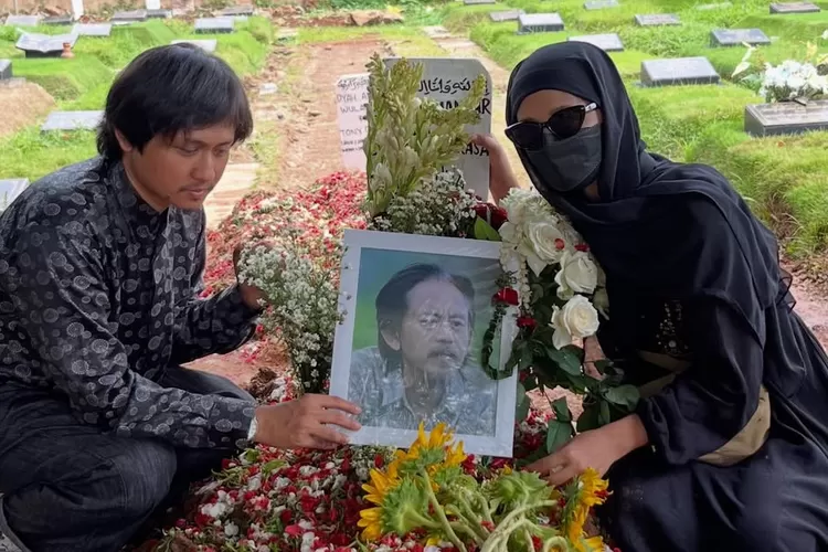 Damar Rizal berziarah ke makam sang ayah alias Epy Kusnandar (Foto: Gorajuara/ Instagram/ @damarizalmr)