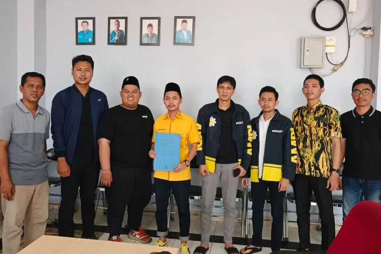 Ketua Gema MKGR, Aban Nurcholis Syahbani mendaftarkan diri ke Sekretariat Kantor KPNI Depok, di Sumajaya, Depok. Pria berusia 27 tahun ini maju dengan keinginan ada perubahan untuk pemuda di Depok. (RADAR DEPOK&nbsp;)
