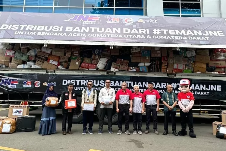 JNE melaksanakan pelepasan distribusi bantuan di Sales Counter Tomang 9, Jakarta Barat, Rabu (10/12/2025), ke sejumlah wilayah terdampak banjir dan tanah longsor di Aceh, Sumatera Utara, dan Sumatera Barat.  (Foto: Dok. Istimewa)