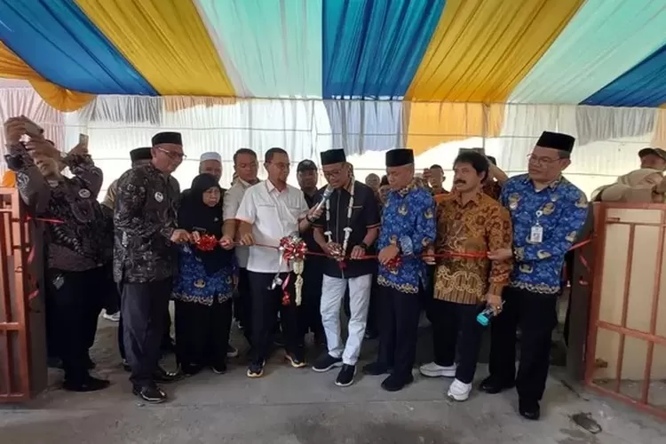 Wakil Walikota Depok, Imam Budi Hartono meresmikan posyandu terpadu RW1 Kelurahan Jatijajar, Kecamatan Tapos. (ANDIKA EKA/RADAR DEPOK)